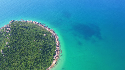 海南陵水黎族自治县虎岭尖岭高视角航拍蔚蓝色大海海岸线礁石沙滩与绿色山脉治愈系唯美风景视频