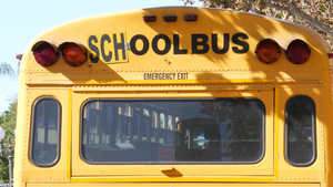 黄色标志性校车在美国加利福尼亚州洛杉矶11秒视频