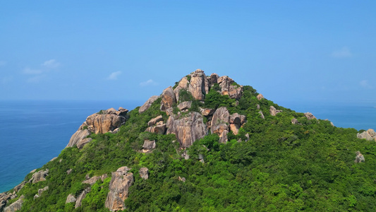 海南陵水黎族自治县虎岭尖岭高视角航拍蔚蓝色大海海岸线礁石沙滩与绿色山脉治愈系唯美风景视频