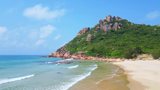 海南陵水黎族自治县虎岭尖岭高视角航拍蔚蓝色大海海岸线礁石沙滩与绿色山脉治愈系唯美风景视频