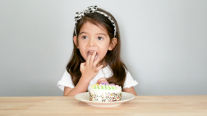 可爱的小女孩藏着用手指吃蛋糕13秒视频
