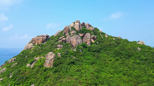 海南陵水黎族自治县虎岭尖岭高视角航拍蔚蓝色大海海岸线礁石沙滩与绿色山脉治愈系唯美风景视频