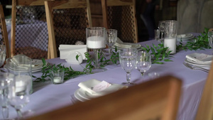 餐桌装饰的宴席有餐具婚礼装饰品在宴会厅6秒视频