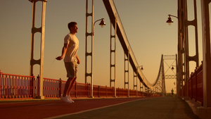 男运动员在桥上跳跃34秒视频