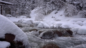 一条明亮的山河穿过一片雪峡谷13秒视频