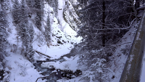 一条明亮的山河穿过一片雪峡谷14秒视频