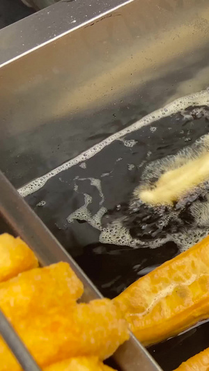 实拍早点小吃油条制作过程炸油条120秒视频