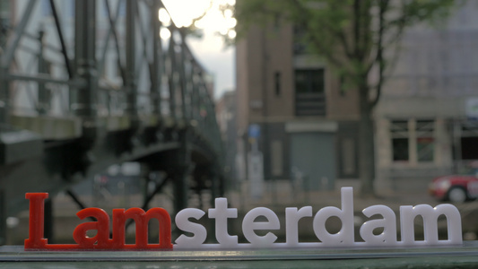 城市观点背景的Amsterdam口号视频