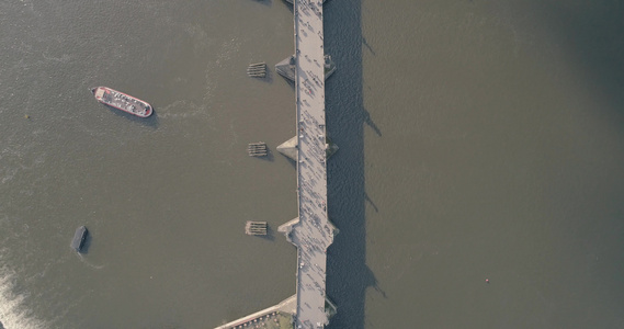 飞越查理大桥的拍摄布拉格捷克共和国4K无人机视频视频