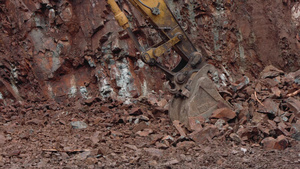 挖掘机清理地面挖掘机铲斗清除岩石并装载到卡车上使用11秒视频