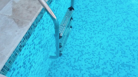 有梯子的游泳池在酒店房间前面视频