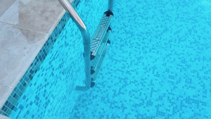 有梯子的游泳池16秒视频