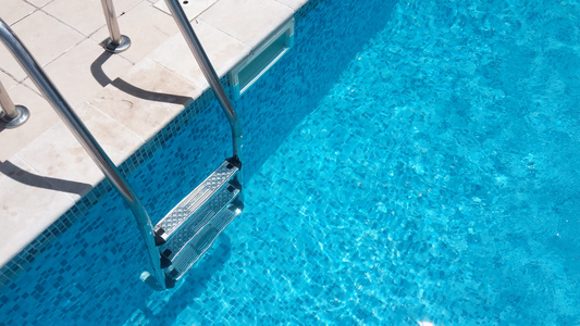 蓝色水和梯子的游泳池细节视频