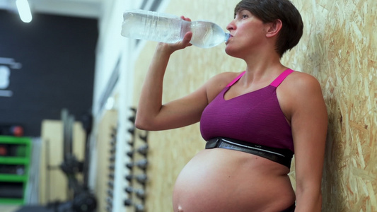 在健身房喝水的孕妇视频