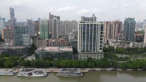 航拍实拍高清广州老城区珠江边的城市建筑群15秒视频