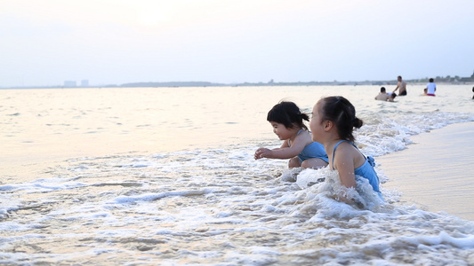 夏日儿童在海边上大喊嬉水冲浪视频