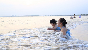 夏日儿童在海边上大喊嬉水冲浪36秒视频