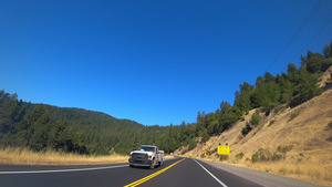 优美的风景道路从汽车上看26秒视频