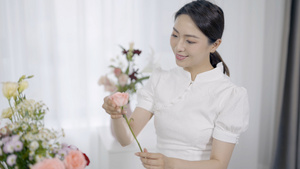 4K美女花艺师插画修剪花朵鲜花15秒视频