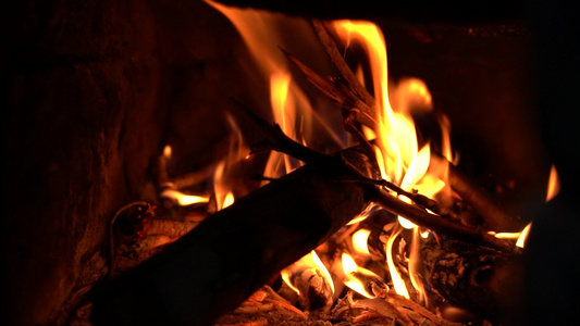 4K传统柴火灶木头燃烧火焰烧火升格视频视频