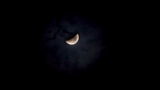 夜空中云彩飘动月亮视频