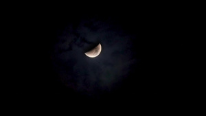 夜空中云彩飘动月亮17秒视频