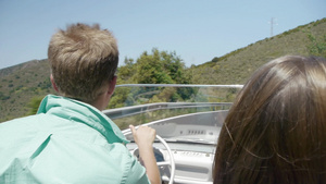 驾驶敞篷车的年轻夫妇19秒视频