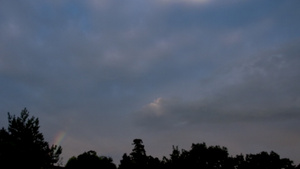 黄昏时有云的天空延时17秒视频