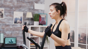 在家用蛋白体锻炼运动的年轻女运动员26秒视频