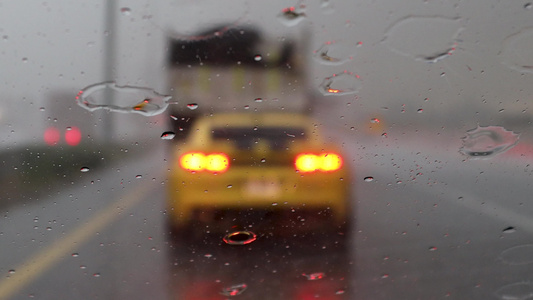 阿联酋迪拜—大约2020年雨落在汽车挡风玻璃上在大雨视频