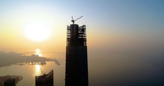 4K正在施工中的摩天大楼青岛第一高楼海天中心航拍视频