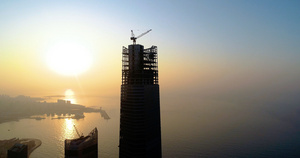 4K正在施工中的摩天大楼青岛第一高楼海天中心航拍52秒视频