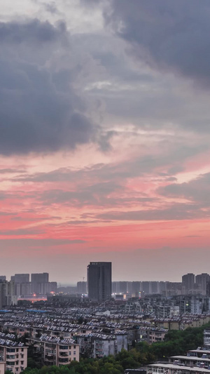 实拍雨后天晴城市晚霞火烧云日转黑延时摄影10秒视频