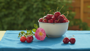 饭桌上碗里的成熟樱桃18秒视频