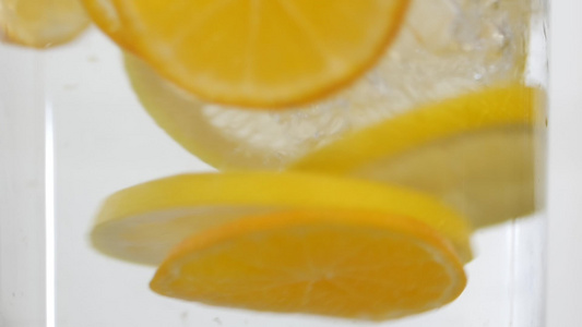 橙色橘子水果和水滴的宏观拍摄关闭玻璃中的新鲜饮料健康视频