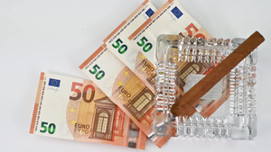 50欧元钞票烟灰缸上香烟8秒视频
