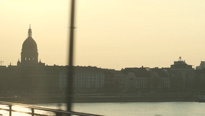 从大桥上的公交车窗上拍下来的德国葡萄酒巨大的欧洲河7秒视频