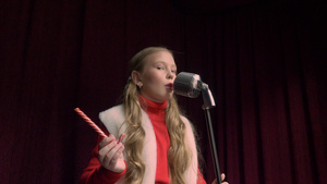 女孩唱歌拿着棒棒糖13秒视频