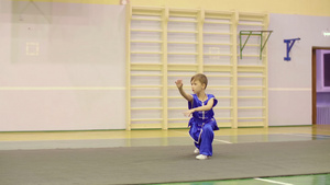 在体育俱乐部中穿yifu服装的男孩在运动俱乐部内参加12秒视频