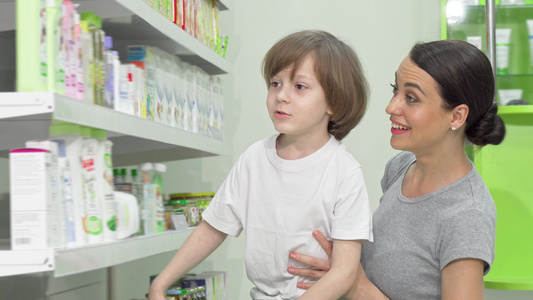 检查药店销售的产品包括美容和小儿子在药店销售的产品视频