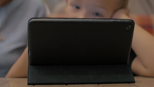 以数码平板电脑为娱乐品的婴儿和母亲23秒视频