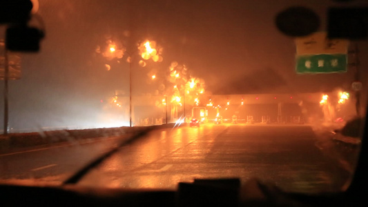 夜间在下雨的高速公路上行驶视频