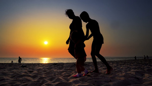 日落时母亲和女儿在海滩上21秒视频