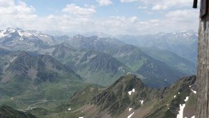 以法郎计的比利牛山脉全景16秒视频