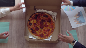 商业团队午餐吃披萨10秒视频