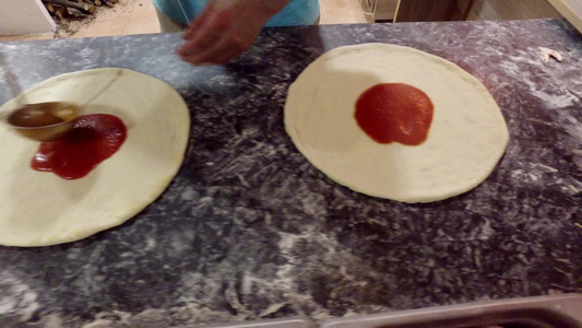 披萨准备在面团上加番茄酱视频