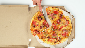 女性手用刀把白色盒子中的披萨切成三角形碎片8秒视频