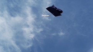 虚拟毕业社会不和呆在家里的概念在空中飞翔的单项毕业10秒视频