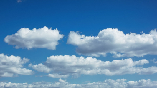 蓝色天空背景的白浮云时间折叠视频