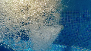 热水池中的淡水气泡25秒视频